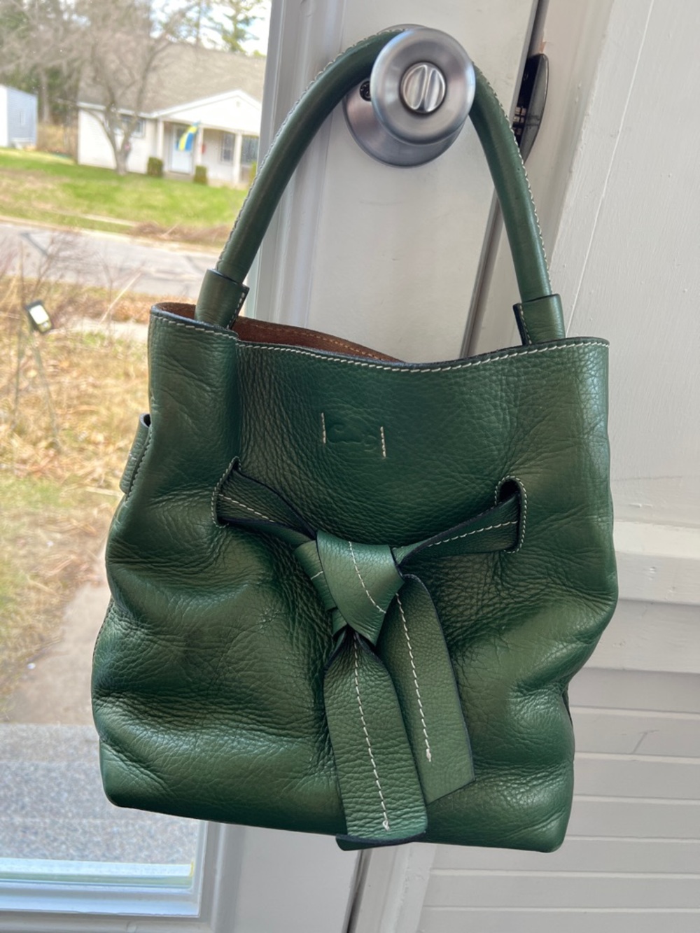 Tramontano hand bag in a pebbled green with a slight shimmer. Magnetic closure.